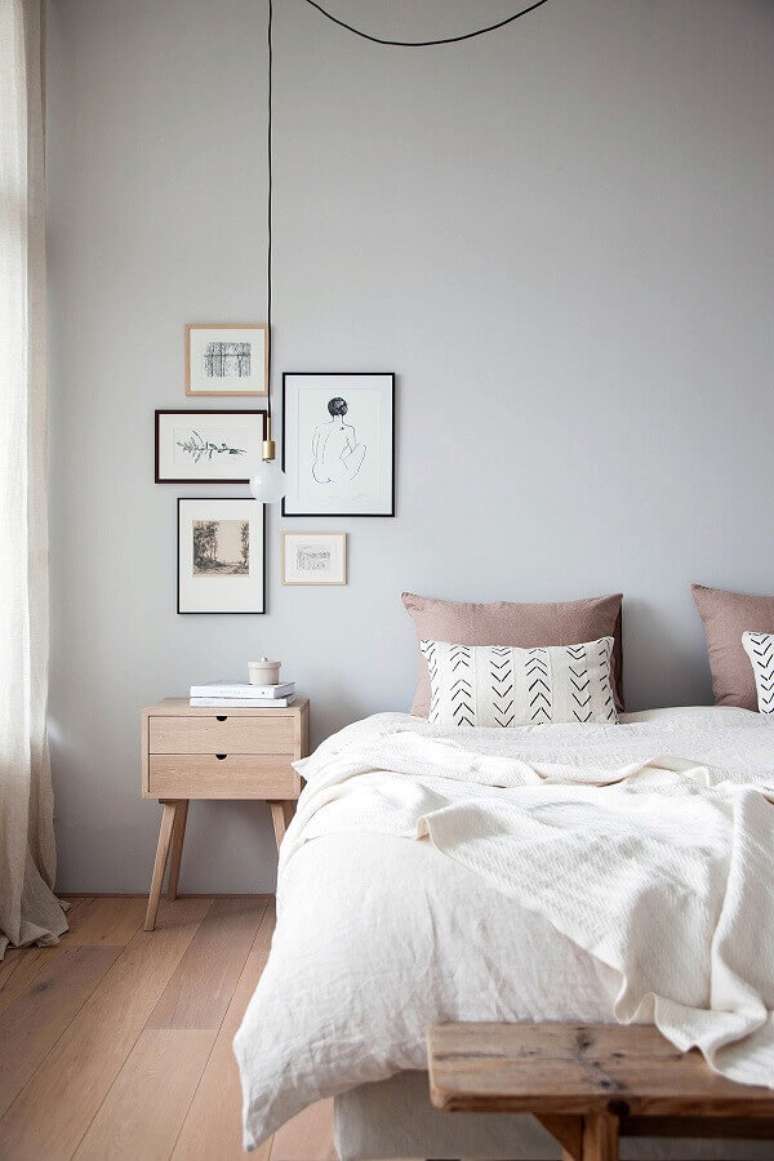 55. Criado mudo retrô de madeira para quarto minimalista feminino – Foto: Pinterest