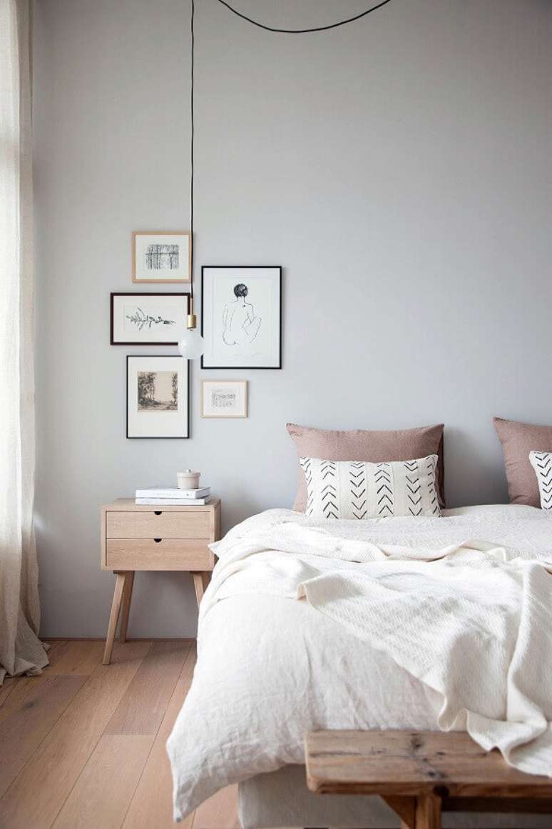 55. Criado mudo retr&ocirc; de madeira para quarto minimalista feminino &ndash; Foto: Pinterest