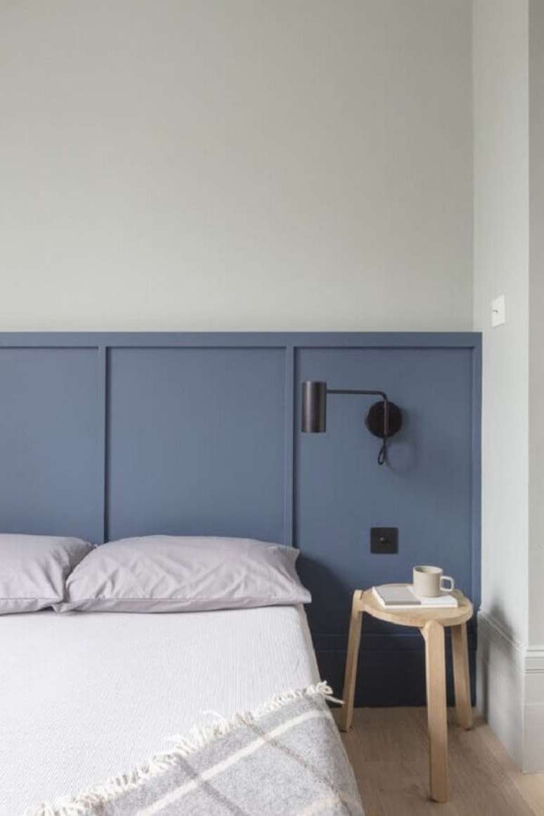 1. Quarto minimalista decorado com lumin&aacute;ria preta em cabeceira azul &ndash; Foto: ArchDaily