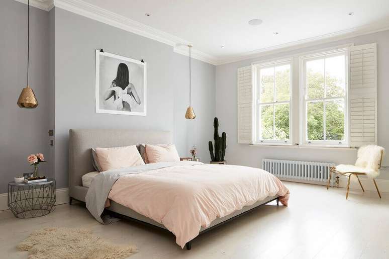 57. Decoração de quarto minimalista feminino grande cinza e rosa com luminária pendente cobre – Foto: Houzz