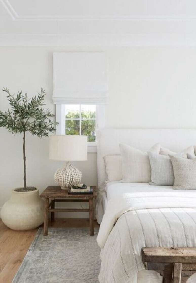 60. Vaso de planta para decoração de quarto minimalista todo branco com mesa lateral rústica – Foto: Pinterest