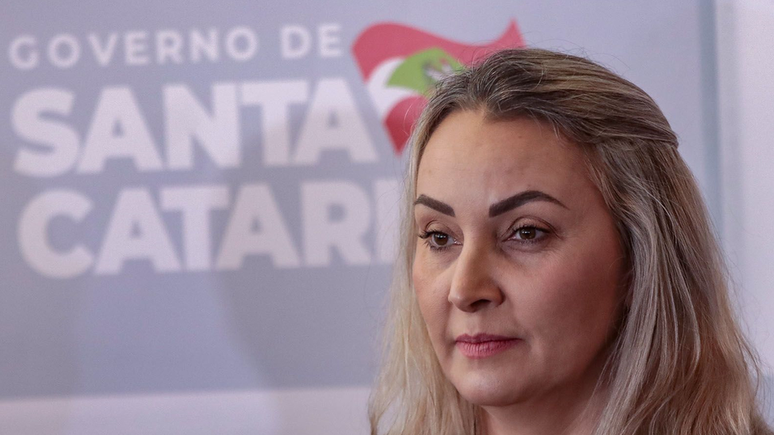 Então governadora interina de Santa Catarina, Daniela Reinehr (sem partido) titubeou ao ser perguntada por jornalista sobre passado do pai