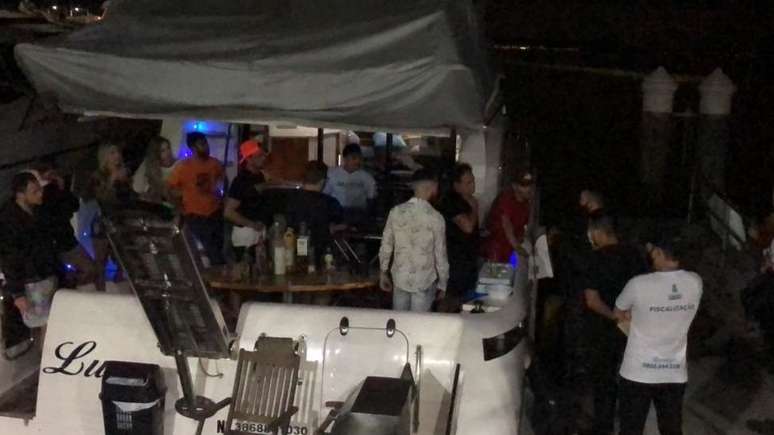 Interdição de festa em lancha por causa de aglomeração durante a pandemia