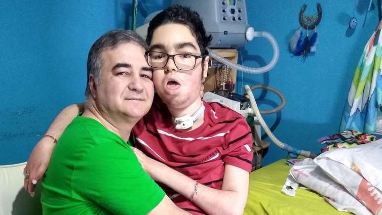 "Nunca desistimos. Santiago está conectado a um respirador há 17 anos e nunca teve uma infecção respiratória", diz Correa.