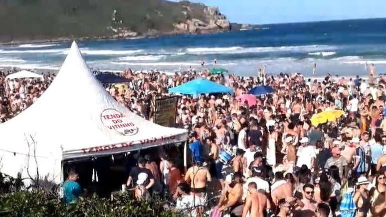 Aglomerações na Praia do Rosa, em Imbituba, têm sido comuns durante a pandemia de covid-19