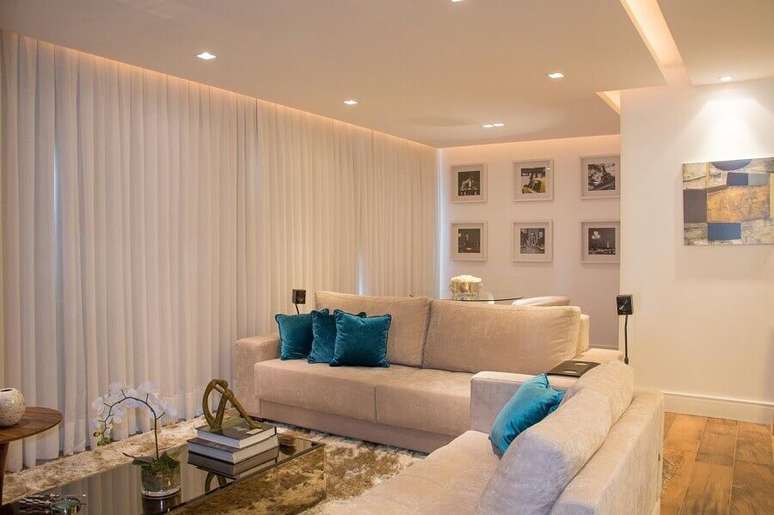 15. Sala bege e azul decorada com tapete felpudo – Foto: Bibiana Vital