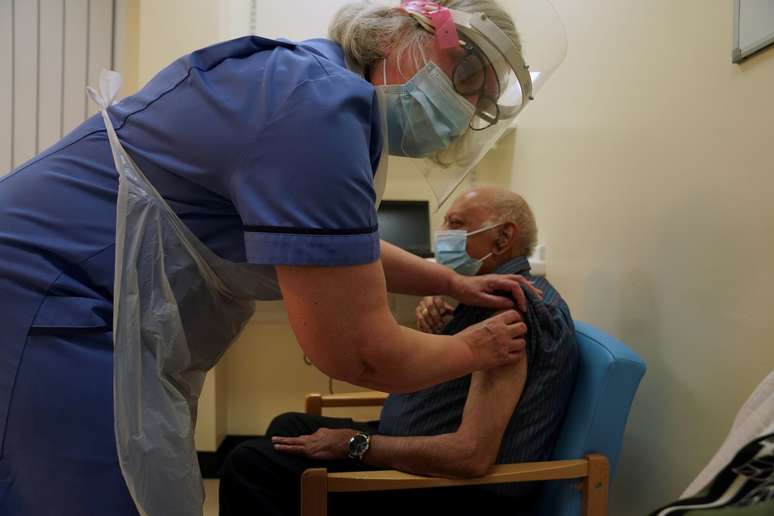 Homem de 87 anos é vacinado contra Covid-19
08/12/2020 Owen Humphreys/Pool via REUTERS