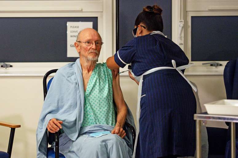 "Bill" William Shakespeare, 81, recebe vacina contra Covid-19 no Hospital Universitário de Coventry
 8/12/ 2020 Jacob King/Pool via REUTERS   