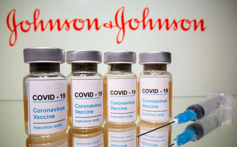 Frascos rotulados como de vacina contra Covid-19 em frente a logo da Johnson and Johnson em foto de ilustração
31/10/2020 REUTERS/Dado Ruvic
