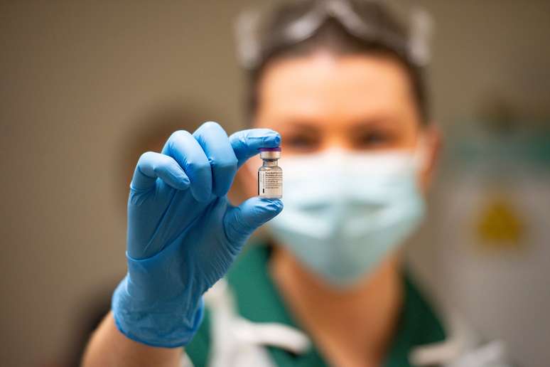 Enfermeira britânica segura dose de vacina Pfizer/BioNTech contra Covid-19
08/12/2020
Jacob King/Pool via REUTERS