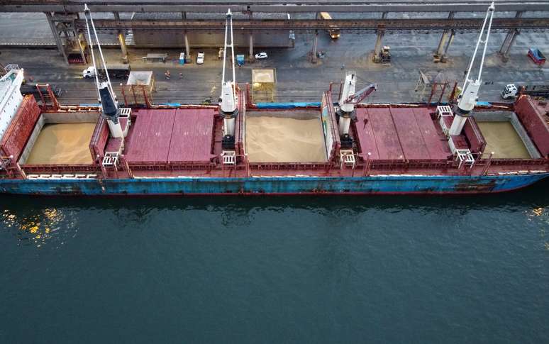 Bulk Carrier 'Discoverer' unloads U.S. soybeans at the port of Paranagua, Brazil, December 3, 2020. Picture taken December 3, 2020. Picture taken with a drone. REUTERS/Rodolfo Buhrer