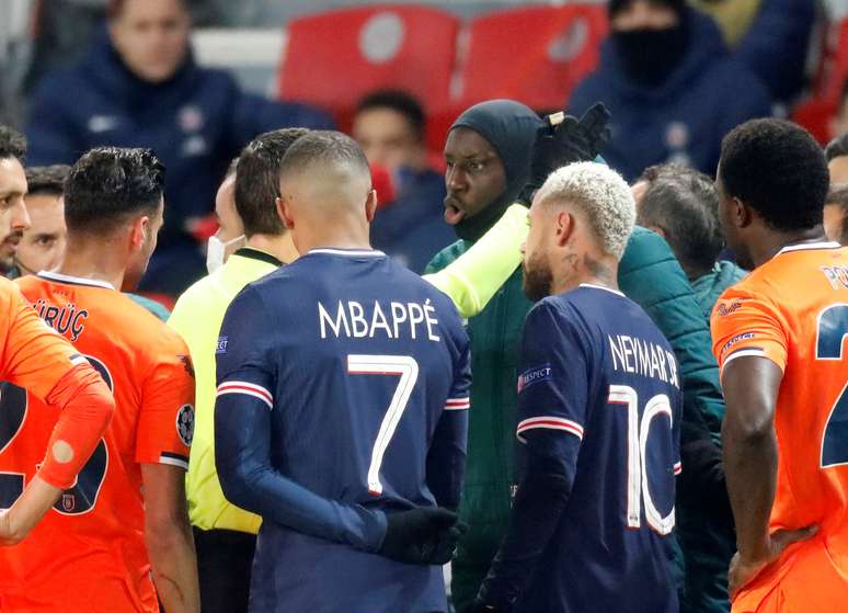 Os jogadores do PSG e do Istanbul deixaram o campo em protesto contra o racismo