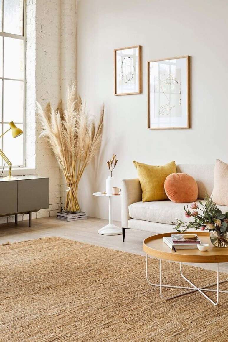 16. Decora&ccedil;&atilde;o charmosa para sala bege com mesa de centro redonda moderna e almofadas coloridas &ndash; Foto: Paper Stich