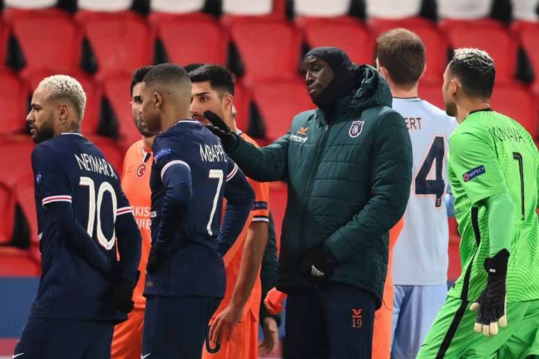 Momento da confusão entre o quarto árbitro e os jogadores (Foto: FRANCK FIFE / AFP)