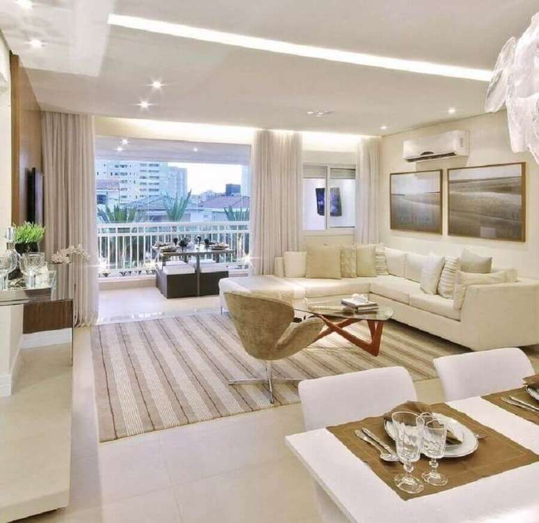 57. Tapete listrado para decora&ccedil;&atilde;o de sala bege com sof&aacute; de canto &ndash; Foto: Pinterest