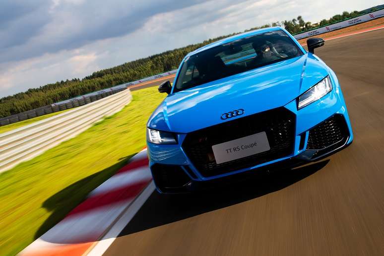 Audi TT RS ganhou novas entradas de ar laterais, que foram alargadas, e um spoiler dianteiro contínuo em alumínio fosco.