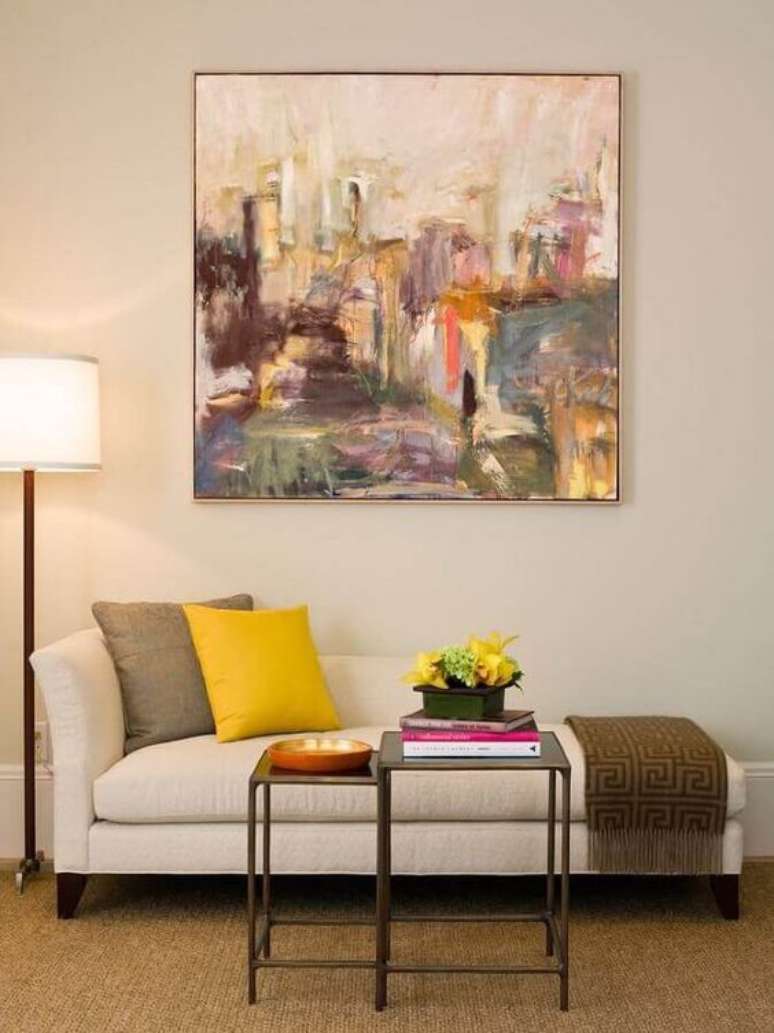 1. Quadros clássicos abstratos na sala de estar com divã – Via: Revista VD