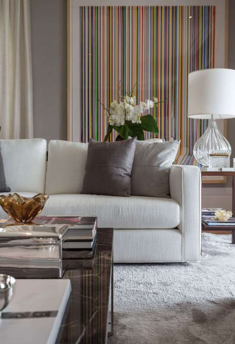 3. Quadros clássicos e coloridos para sala de estar – Via: Dado Castello Branco
