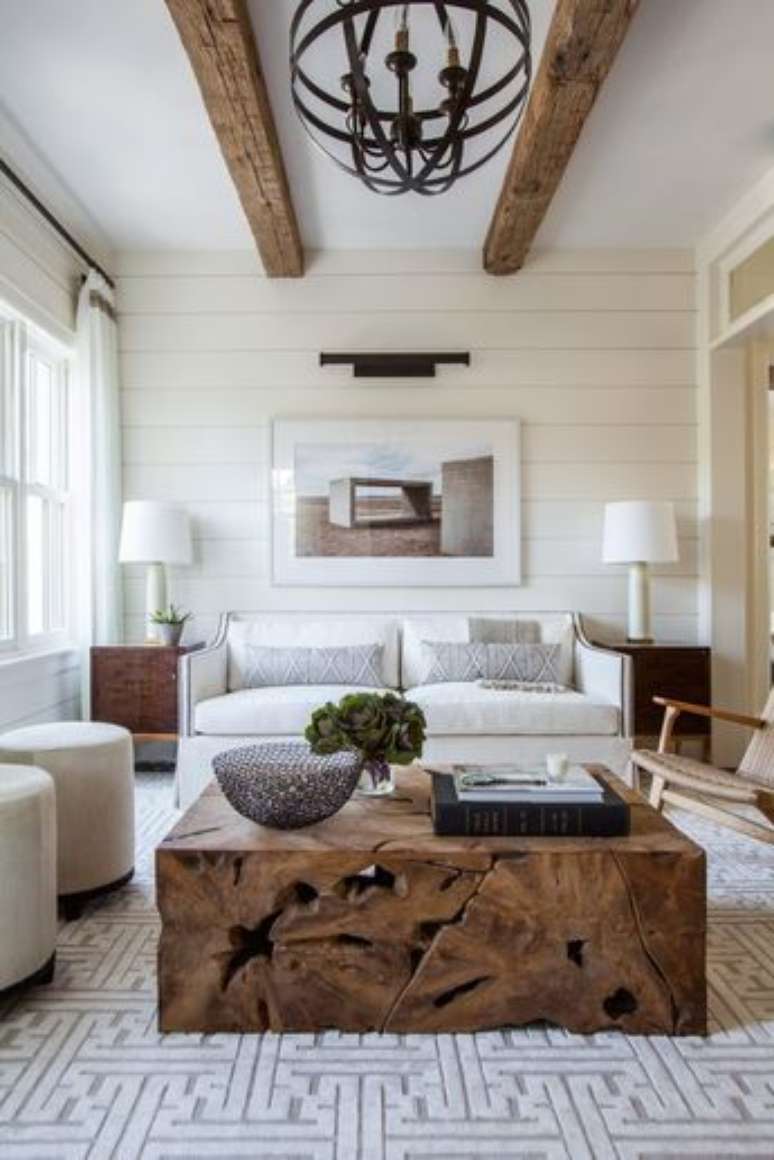 24. Quadros cl&aacute;ssicos em tons neutros com m&oacute;veis de madeira &ndash; Via: Marie Flaningan