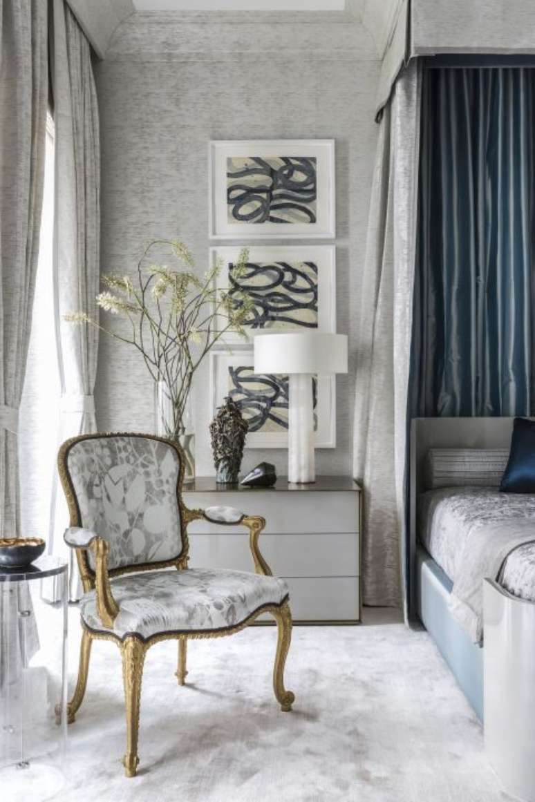 32. Quadros clássicos para quarto em tons branco e cinza – Via: Harpers Bazaar