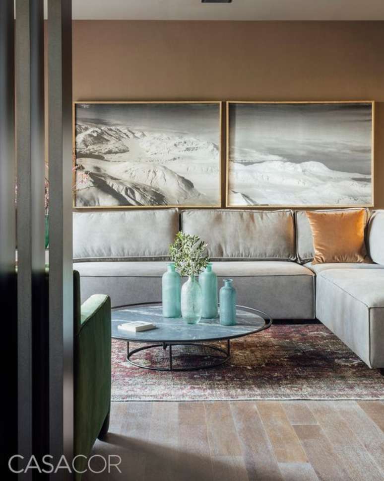 44. Quadros clássicos para sala de estar com sofá cinza elegante – Via: Casa Cor
