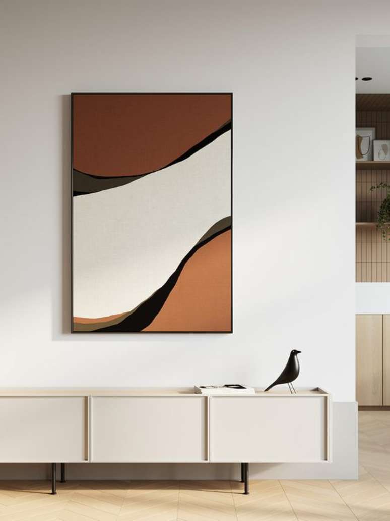 48. Sala minimalista com quadros clássicos – Via: Home Designig