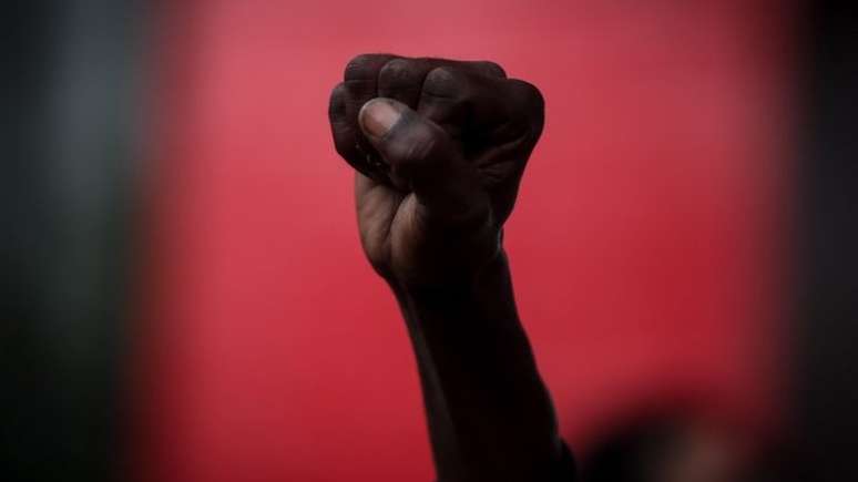 "Embora possam ser invis&iacute;veis para quem n&atilde;o passa por isso, n&atilde;o h&aacute; d&uacute;vidas de que o racismo sist&ecirc;mico e a discrimina&ccedil;&atilde;o interpessoal podem levar &agrave; ativa&ccedil;&atilde;o cr&ocirc;nica do estresse, impondo adversidades significativas nas fam&iacute;lias que cuidam de crian&ccedil;as pequenas", diz o documento de Harvard