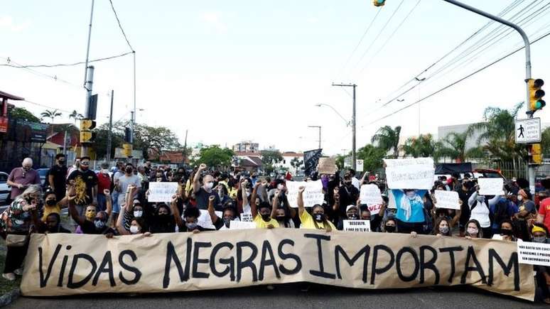 Protesto pela morte de Beto Freitas, em Porto Alegre, 20 de novembro; assistir cenas de viol&ecirc;ncia contra pessoas da mesma ra&ccedil;a tem efeito traum&aacute;tico - &eacute; o chamado 'racismo indireto'