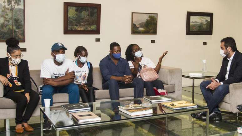 Familiares das meninas Emilly e Rebecca, mortas a tiros,em encontro com o governador em exerc&iacute;cio do Rio, Claudio Castro; Atlas da Viol&ecirc;ncia aponta que negros foram 75,7% das v&iacute;timas de homic&iacute;dio no Brasil em 2018