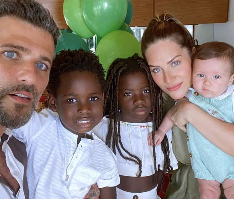 Giovanna Ewbank, Bruno Gagliasso e os filhos Bless, Titi e Zyan, que completa cinco meses de vida