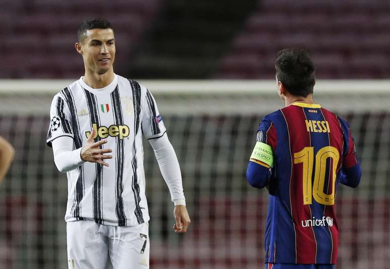 Cristiano Ronaldo e Lionel Messi se cumprimentam antes de partida entre Juventus e Barcelona pela Liga dos Campeões
08/12/2020 REUTERS/Albert Gea
