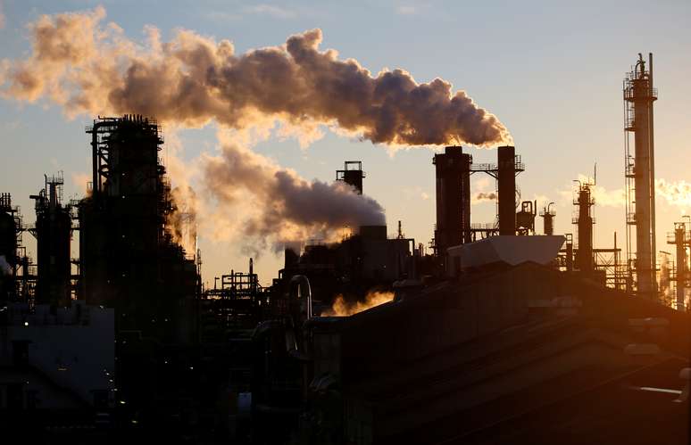 Fumaça sai de chaminés de fábrica em área industrial em Kawasaki, no Japão
16/01/2017 REUTERS/Toru Hanai