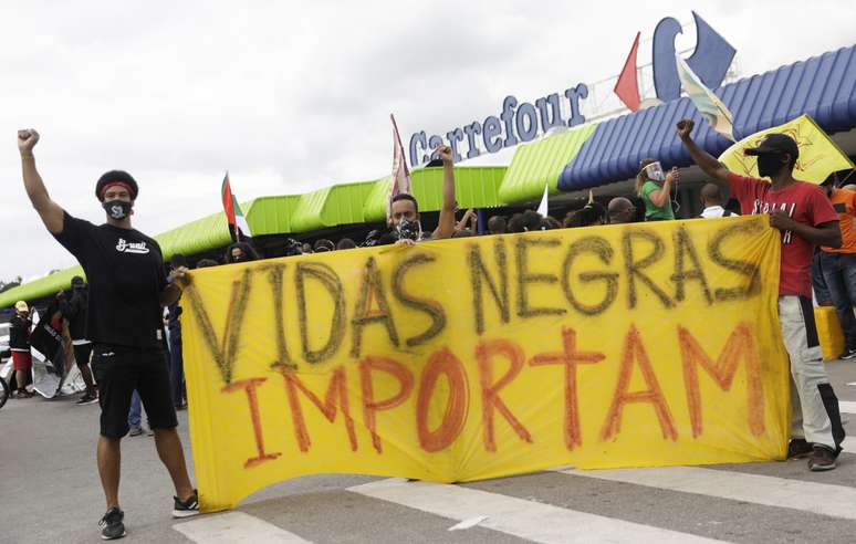 Protesto em frente a unidade  do Carrefour em São Gonçalo (RJ) 
22/11/2020
REUTERS/Ricardo Moraes