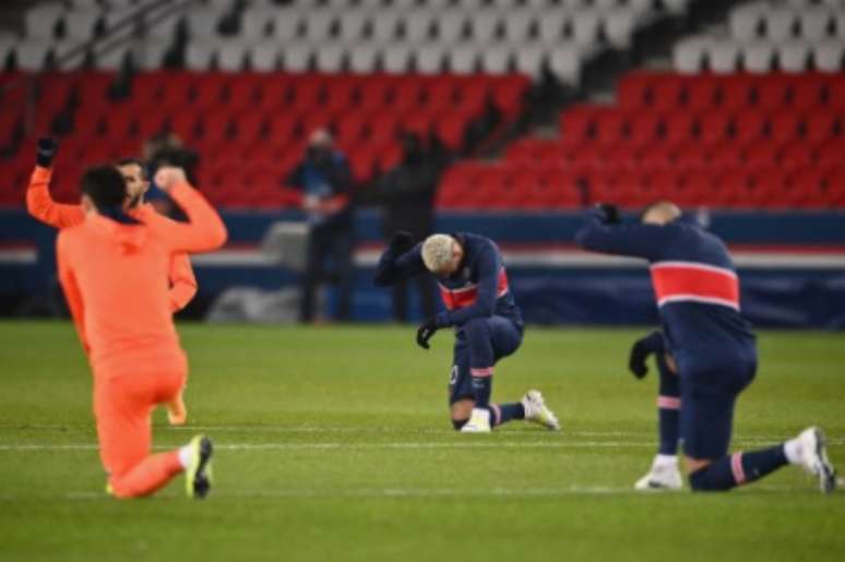 Protesto dos jogadores antes da partida (Foto: AFP)