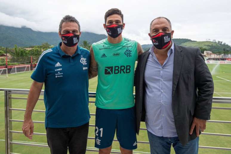 Pedro posa ao lado de Bruno Spindel e Marcos Braz, homens fortes do futebol do Fla (Foto: Alexandre Vidal / CRF)