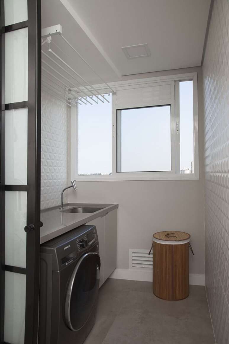 19. A parede com revestimento 3D traz um toque especial para a decora&ccedil;&atilde;o da &aacute;rea de servi&ccedil;o simples aberta. Projeto por Bruno Moraes Arquitetura e Interiores