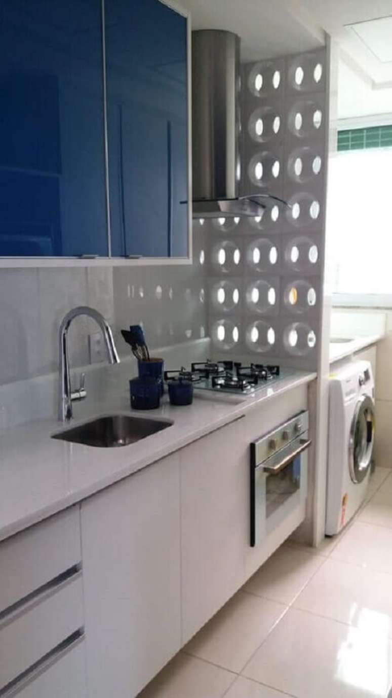 63. A parede de cobog&oacute; permite a entrada de ventila&ccedil;&atilde;o vinda da &aacute;rea de servi&ccedil;o simples. Fonte: Burguina Cobog&oacute;