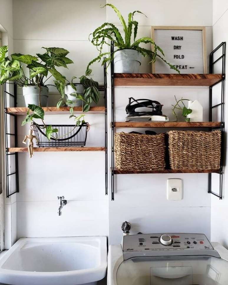 41. As plantinhas trazem frescor para a &aacute;rea de servi&ccedil;o simples. Fonte: Apartamento 29
