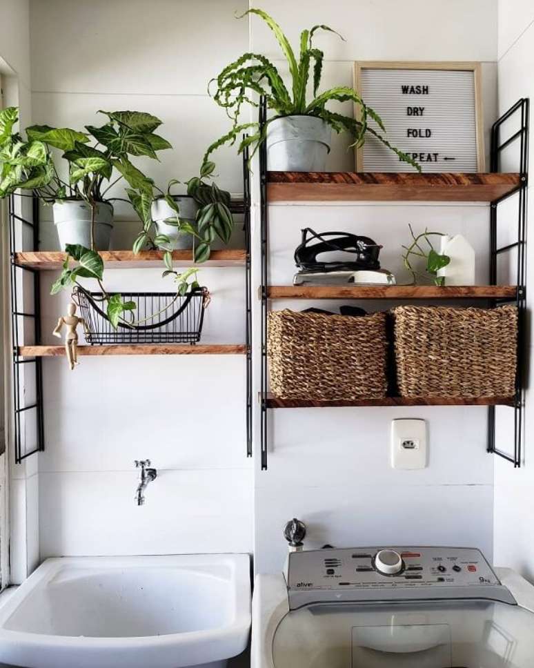 41. As plantinhas trazem frescor para a área de serviço simples. Fonte: Apartamento 29