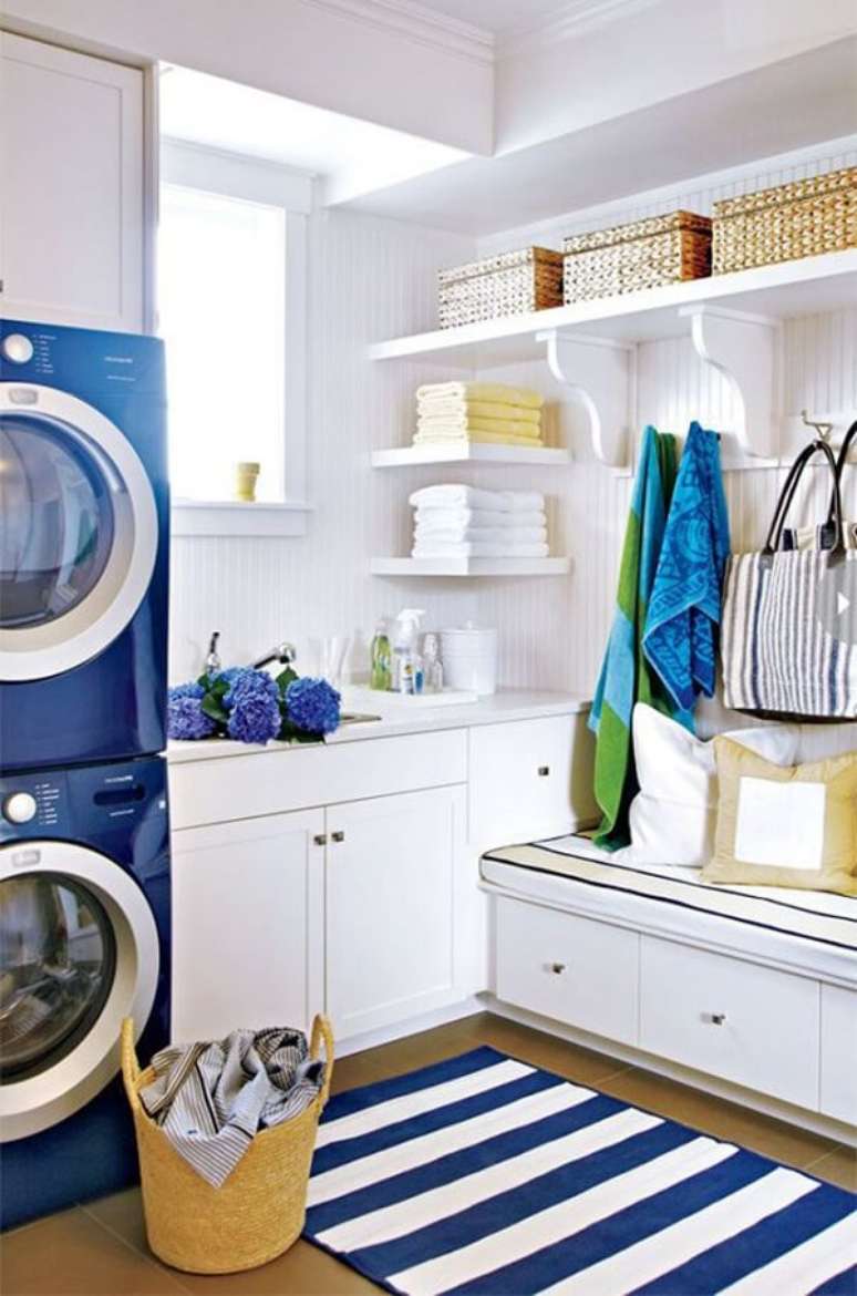 54. As prateleiras e o cabideiro fazem toda a diferen&ccedil;a na &aacute;rea de servi&ccedil;o. Fonte: Pinterest