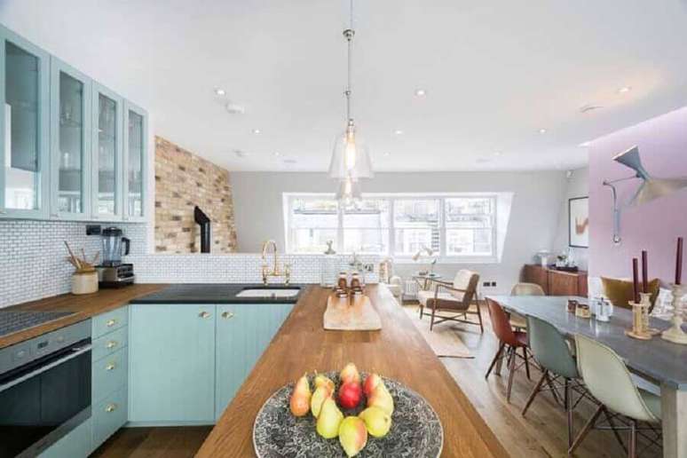 22. Decoração simples com cadeiras coloridas e bancada de madeira para sala e cozinha integrada – Foto: Houzz