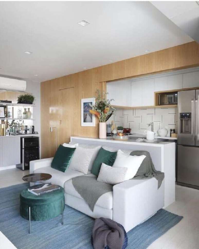 6. A cozinha americana &eacute; uma &oacute;tima solu&ccedil;&atilde;o para decora&ccedil;&atilde;o de sala de estar e cozinha integrada pequena &ndash; Foto: TOK Decora