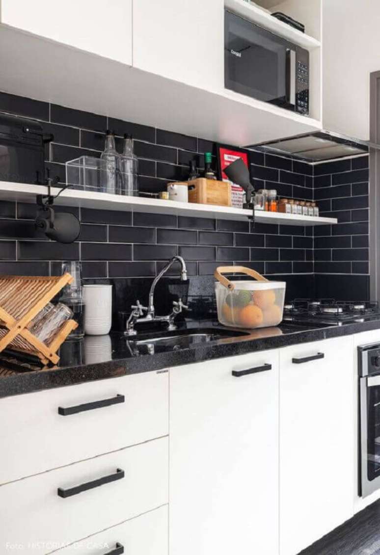 15. Revestimento para decoração preto e branco para cozinha planejada – Foto: Histórias de Casa