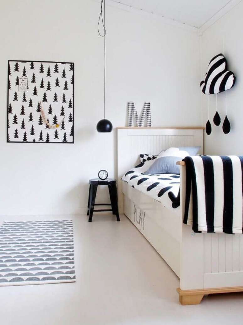 16. Decoração branco e preto para quarto de solteiro minimalista – Foto: Just Real Moms