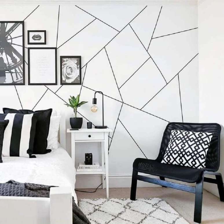 18. Parede geométrica para decoração preto e branco para sala de estar – Foto: Budget Home Interior Design