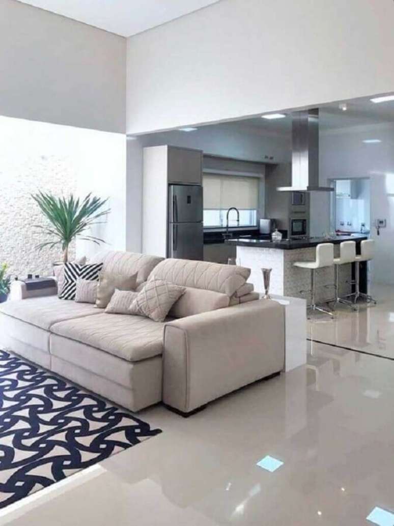 32. Decoração em cores neutras e claras para sala de estar e cozinha integradas – Foto: Arkpad