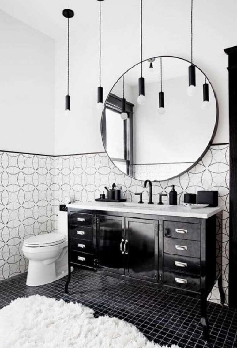 11. Decoração de banheiro preto e branco com estilo vintage – Foto: Home Fashion Trend