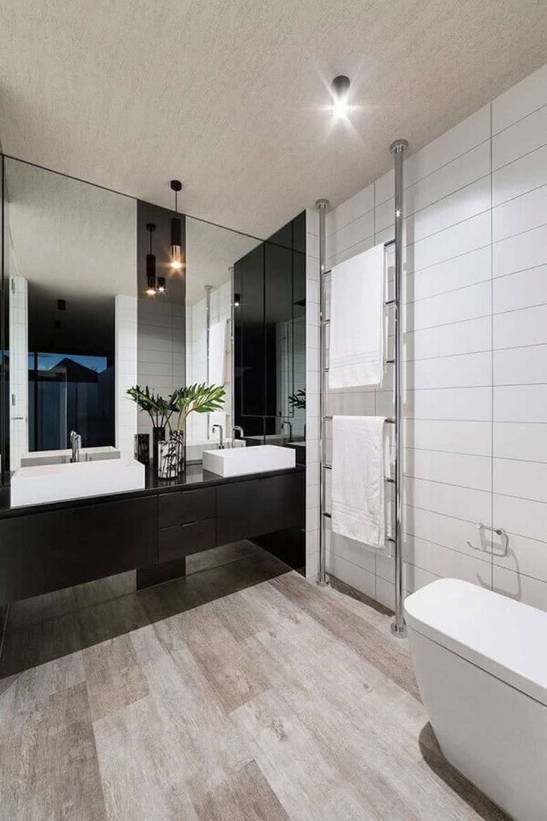 20. Decoração de banheiro preto e branco planejado – Foto: Pinterest
