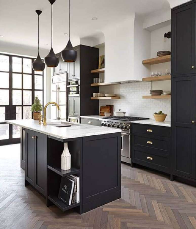 21. Decoração preto e branco para cozinha planejada com armários com design clássico e prateleiras de madeira – Foto: House & Home