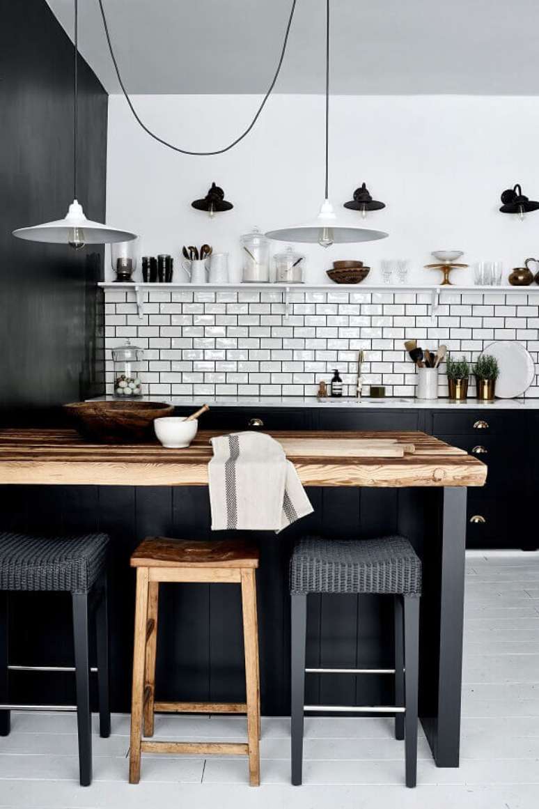 10. A bancada de madeira rústica traz um toque especial para a decoração de cozinha preto e branco – Foto: Behance